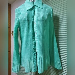 Womens long sleeve blouse in soft green. Size Small